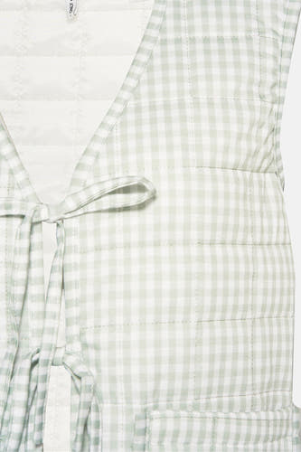 Veste verte sans manches d'ONLY, avec un motif à carreaux et des détails de côtes.