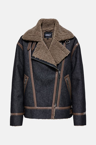 Donkerblauwe denim jas van ONLY, met bruine teddy kraag en bruine leren accenten.
