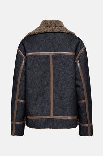 Donkerblauwe denim jas van ONLY, met bruine leren accenten en een teddy kraag, achterkant.
