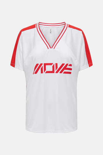 Wit T-shirt met korte mouwen van ONLY, met rode strepen langs de V-hals en mouwen, en een rood "MOVE" opschrift.