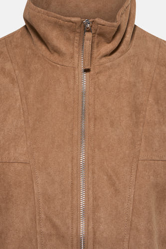 Beige korte jas van JDY, met ritssluiting en opstaande kraag, in een zachte suèdine textuur.