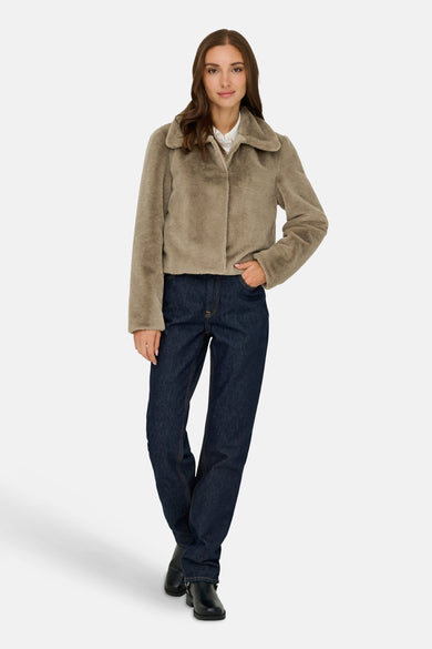 Beige korte jas van JDY, gedragen met een wit overhemd en donkerblauwe jeans.