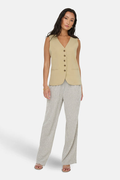 Blazer écru de JDY, porté avec un pantalon rayé et des sandales.