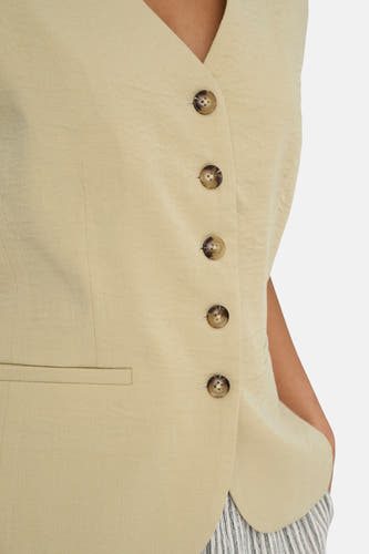 Blazer écru de JDY, avec fermeture à boutons et un petit poche poitrine, cropped.