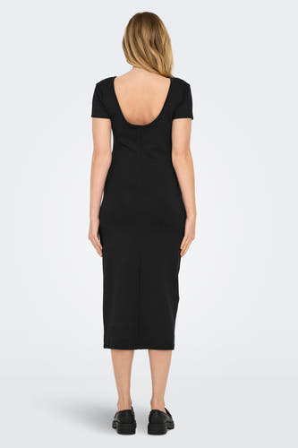 Robe noire à manches courtes de ONLY, avec un dos bas et une coupe droite.