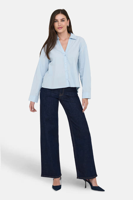 Donkerblauwe rechte jeans van JDY, gecombineerd met een lichtblauw overhemd en donkerblauwe hakken.