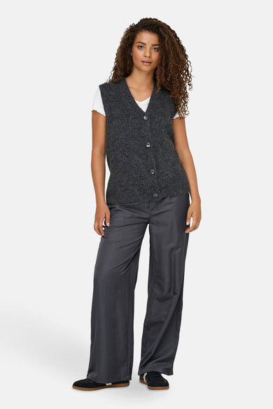 Grijs vest van ONLY®, gedragen over een wit T-shirt, met een knoopsluiting en een ribgebreide textuur.
