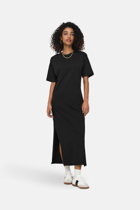 Zwarte jurk met korte mouwen van ONLY, met een split en gouden ketting.
