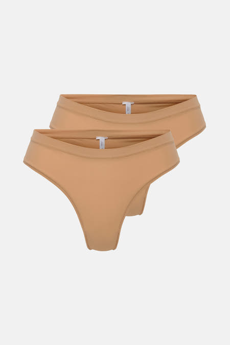 Beige slips van ONLY, met een effen ontwerp en subtiele taillebanddetails.