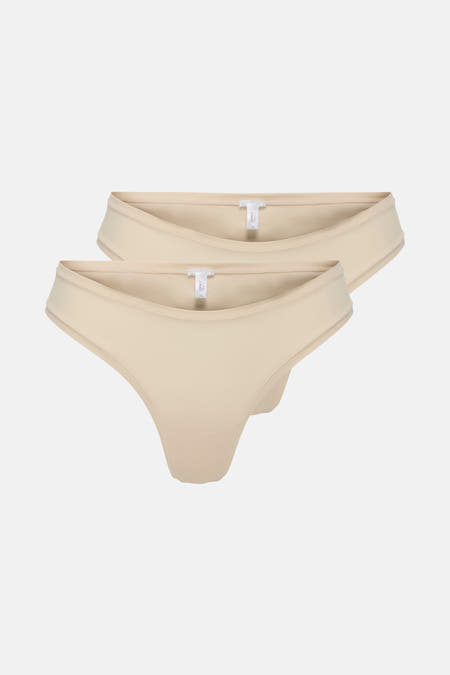 Ecru kleurige slip van ONLY, getoond in een set van twee stuks