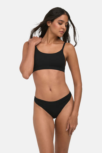 Soutien-gorge noir de ONLY, porté par une femme aux cheveux lâchés.