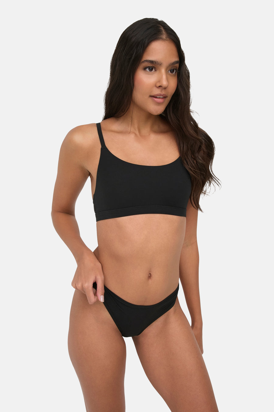Zwarte beha van ONLY, gedragen door een model tegen een witte achtergrond.