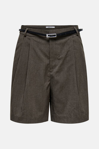 Bruine short van ONLY, met een fijne ruit en een zwarte riem.

