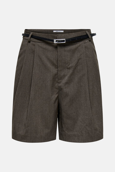 Short brune ONLY avec une texture rugueuse et une fine ceinte noire.