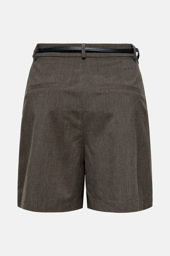 Bruine short van ONLY met geruite textuur en een smalle zwarte riem.