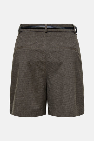 Bruine short van ONLY met geruite textuur en een smalle zwarte riem.