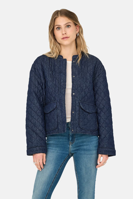 Korte donkerblauwe denim jas van ONLY, met een geruite doorgestikte textuur en opgestikte zakken.
