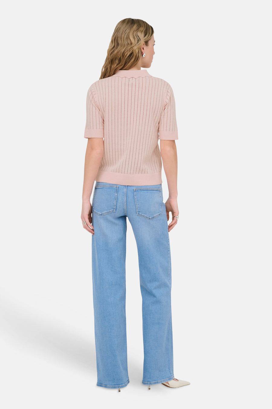Gilet rose de ONLY®, vu de dos, avec un motif à fines rayures verticales et un col polo.
