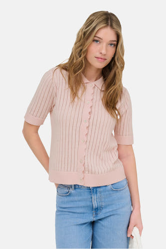 Gilet rose de ONLY, à manches courtes, fermeture boutonnée et porté avec un jean.