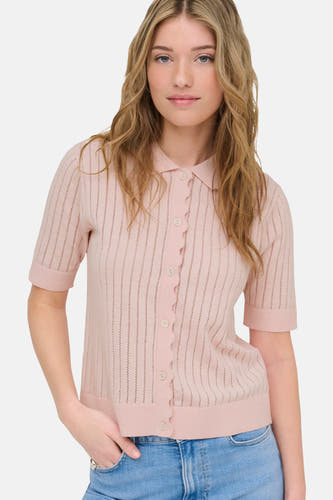 Gilet rose de ONLY, à manches courtes et fermeture boutonnée, porté avec un jean.