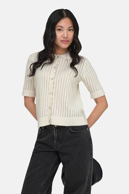 Cardigan écru de ONLY, à manches courtes et fermeture boutonnée.
