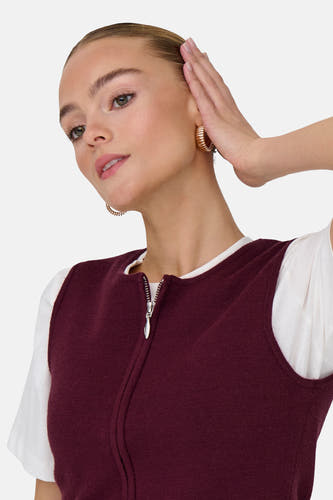 T-shirt de JDY avec une fermeture à glissière argentée, porté sur un t-shirt blanc et des boucles d'oreilles dorées.