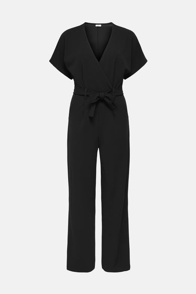 Combinaison noire JDY avec un col montant et une ceinture à la taille.