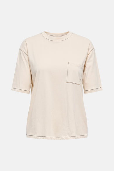T-shirt écru à manches courtes de JDY, avec des surpiqures noires le long du col et des manches.