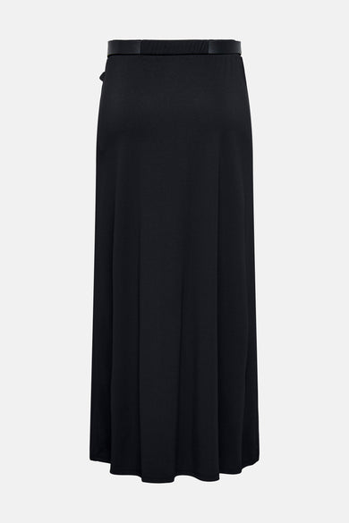 Longue jupe noire de JDY, avec une texture lisse et une cece confortable.