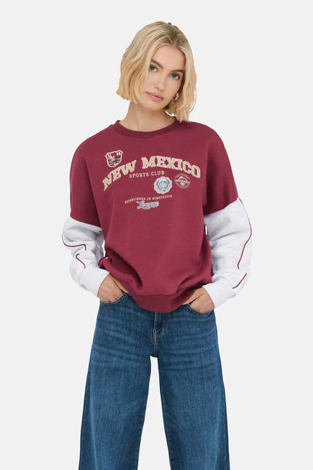 Gilet de Bordeaux ONLY avec des manches longues, porté avec un jeans large.