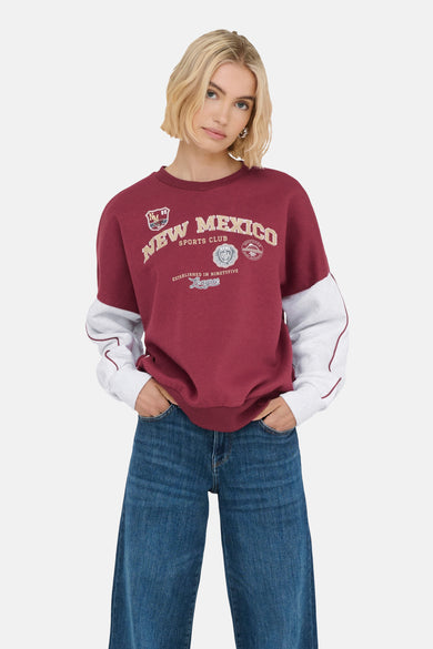 Gilet de Bordeaux ONLY avec des manches longues, porté avec un jeans large.