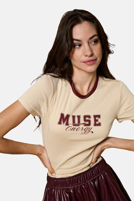 Ecru t-shirt met korte mouwen van ONLY, met een bordeauxrode halslijn en "Muse Energy" opdruk.