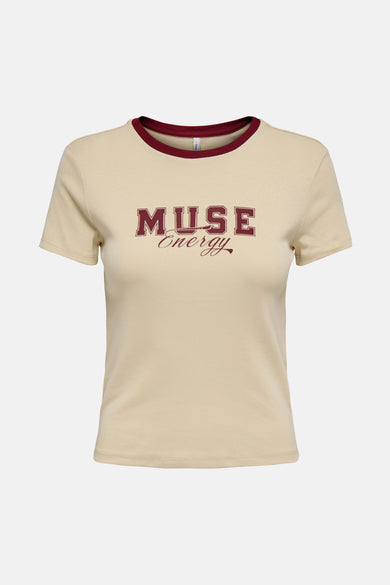 Ecru T-shirt met korte mouwen van ONLY, met bordeauxrode details en "MUSE Energy" print.