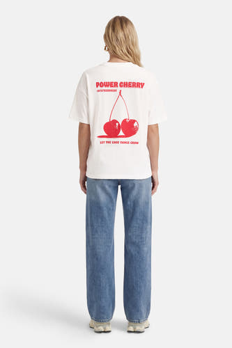 Wit T-shirt met korte mouwen van JDY, met een rode kersenprint op de achterkant.
