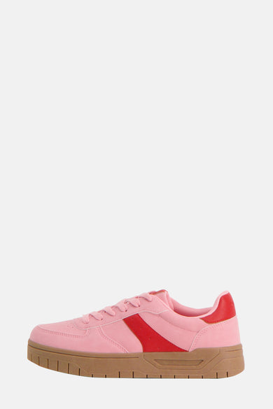 Roze sneakers van ONLY met rode accenten op de zijkant en hak, en een bruine zool, in zijaanzicht.
