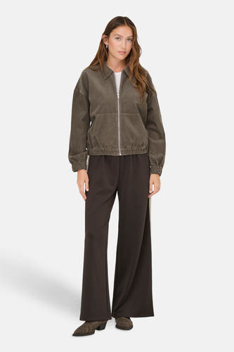 Bruine jas van ONLY, met ritssluiting, steekzakken en lange wijde broek met witte streep.