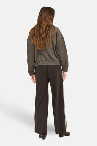Bruine korte jas van ONLY, met lange mouwen en een elastische tailleband.