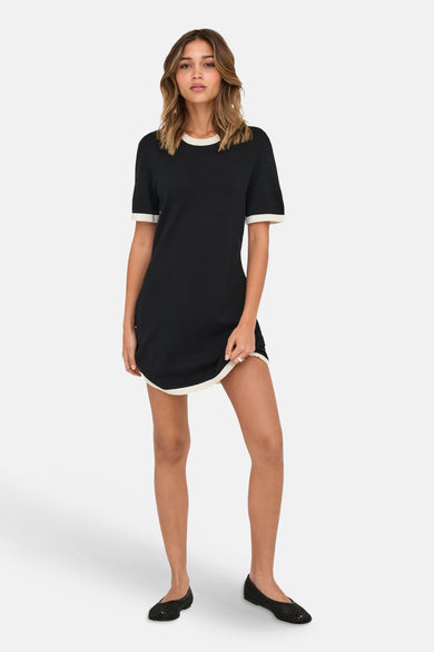 Robe noire avec des manches courtes de ONLY, terminée par des bords blancs, portée avec des chaussures noires.