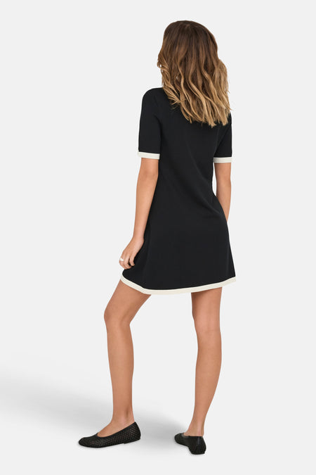 Robe noire à manches courtes de ONLY, avec des accents blancs au col, aux manches et au bas.
