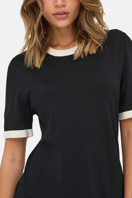 Robe noire avec manches courtes de ONLY, terminée par des détails crème au col et aux manches.