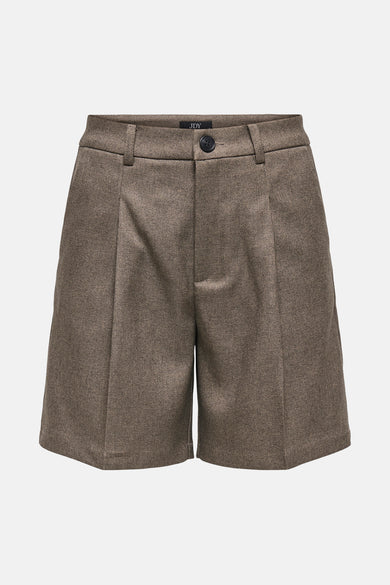 Bruine short van JDY, met plooien aan de voorkant en een knoopsluiting.