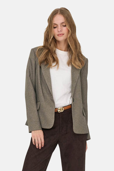 Bruine blazer van JDY met bruine broek en een gouden riem.
