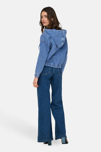 Jean en mid-blue denim denim ONLY, avec capuchon, combiné à des jeans bleus foncés à larges jambes.