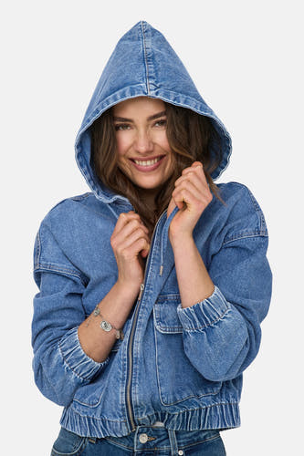 Jean jacket in middle blue denim from ONLY, with a cap and silver zipper, worn with jeans.