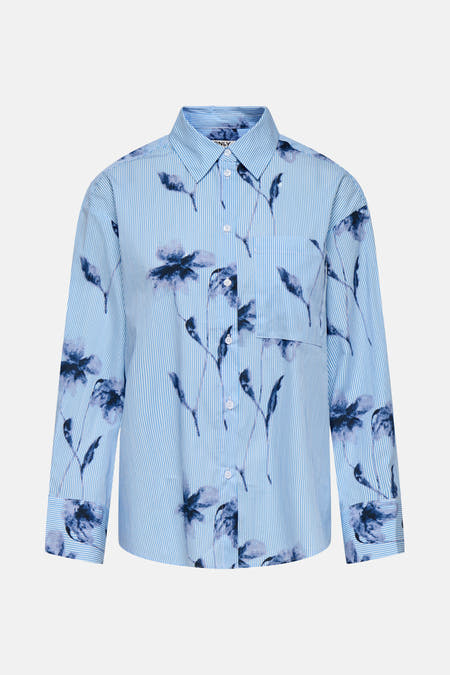 Chemise bleue à manches longues de ONLY, avec rayures et imprimé fleuri.
