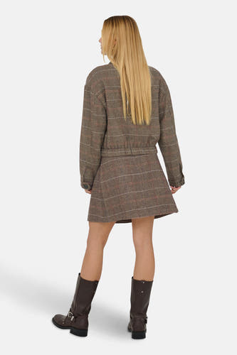 Bruine korte jas van ONLY, met een geruit patroon en een bijpassende rok.
