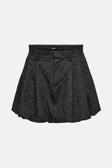 Jupe courte noire d'ONLY, avec une subtile texture de rose et une coupe évasée.