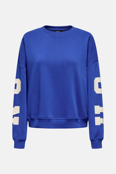 Blauwe sweater met ronde hals van ONLY, met grote witte letters op de mouwen.
