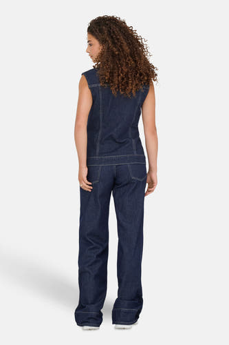Donkerblauw denim jack zonder mouwen van ONLY, gezien van achteren, met krullend bruin haar.
