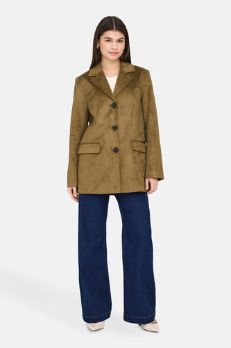 Bruine jas van ONLY, met knopen gedragen op een model met donkere jeans en beige schoenen.
